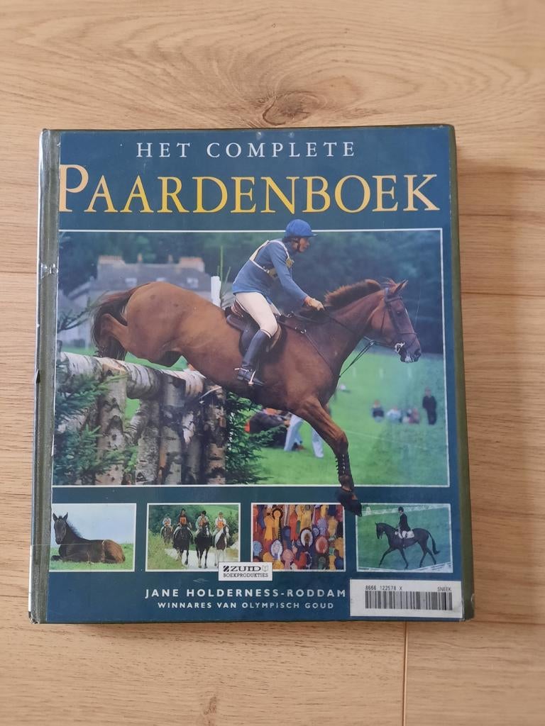Het complete paardenboek. Leuk voor een paarden liefhebber., Ophalen of Verzenden, Zo goed als nieuw, Paarden of Pony's
