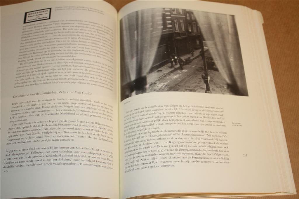 Arnhem 44/45. Evacuatie, verwoesting, plundering..., Boeken, Geschiedenis | Stad en Regio, Ophalen of Verzenden, Gelezen