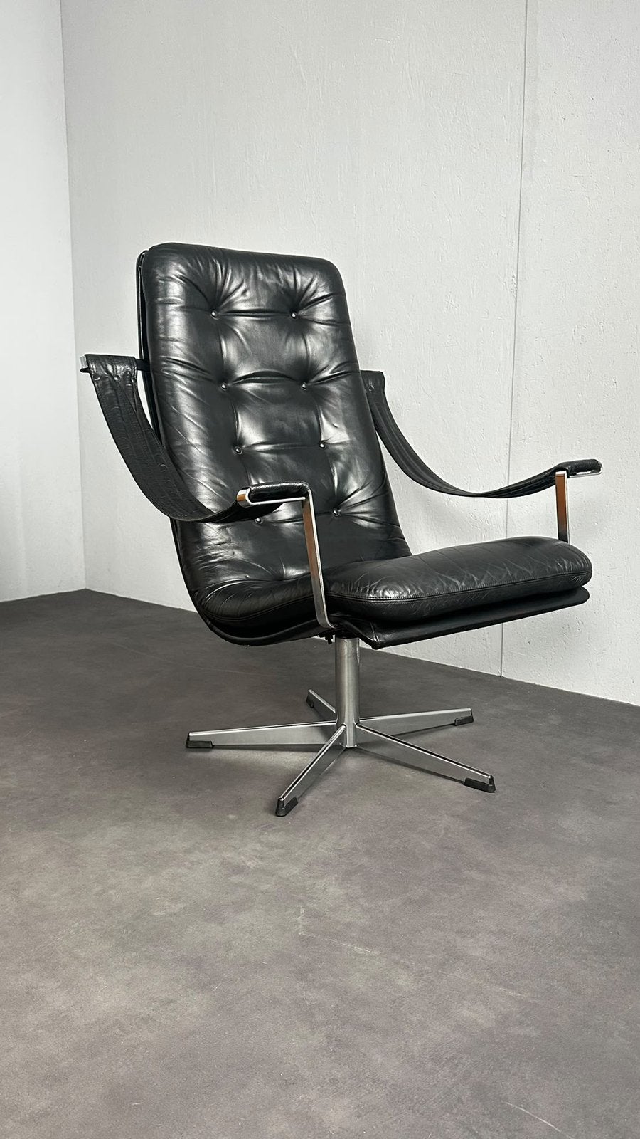 Design draai fauteuil Artifort Geoffrey Harcourt leer-chroom, Huis en Inrichting, Gebruikt, Ophalen of Verzenden, 50 tot 75 cm