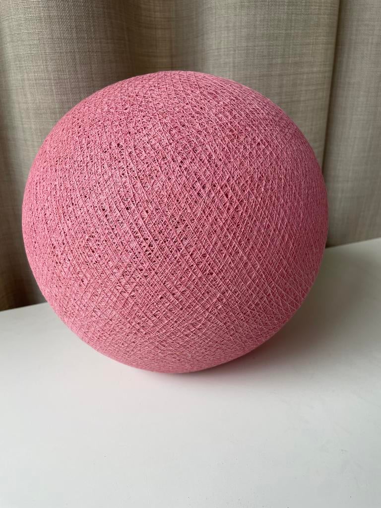 Roze bolvormige lampenkap van draad, Huis en Inrichting, Lampen | Lampenkappen, Overige kleuren, 25 tot 50 cm, Rond, Ophalen of Verzenden