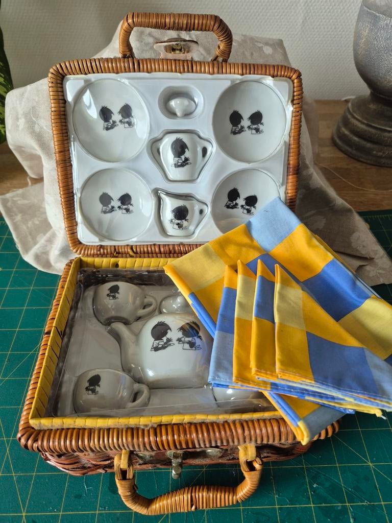 Vintage porseleinen  Jip en Janneke serviesje in picknickm., Hobby en Vrije tijd, Ophalen of Verzenden, Nieuw
