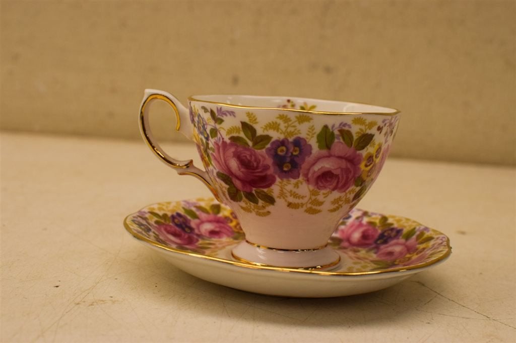 Royal Albert porseleinen kop en schotel 45275, Huis en Inrichting, Keuken | Servies, Gebruikt, Ophalen of Verzenden, Bord(en)