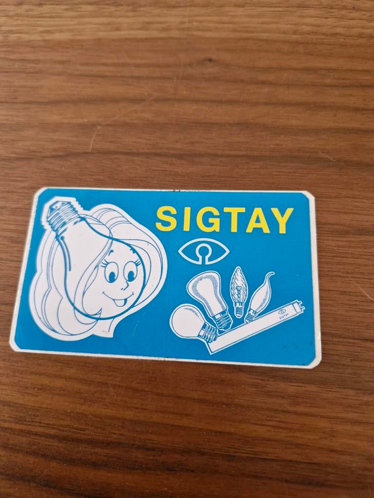 7733 Vintage SigTay Sticker met Gloeilamp Design, Verzamelen, Ophalen of Verzenden, Gebruikt