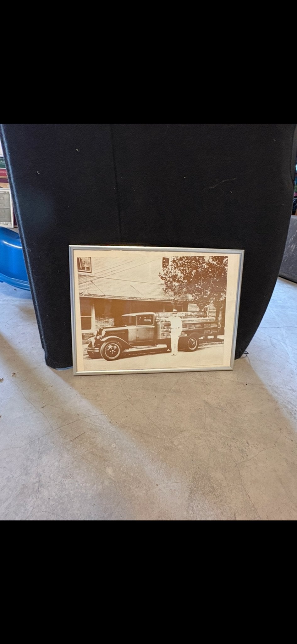 Vintage Foto: Man en Klassieke Vrachtwagen, Antiek en Kunst, Ophalen, Foto, Fotografie, Ingelijst