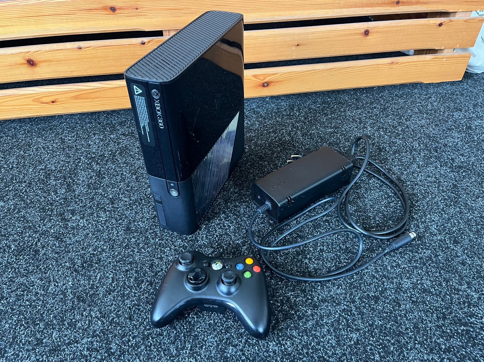 Xbox 360 E, 1 speler, Ophalen, Zo goed als nieuw, Vanaf 16 jaar