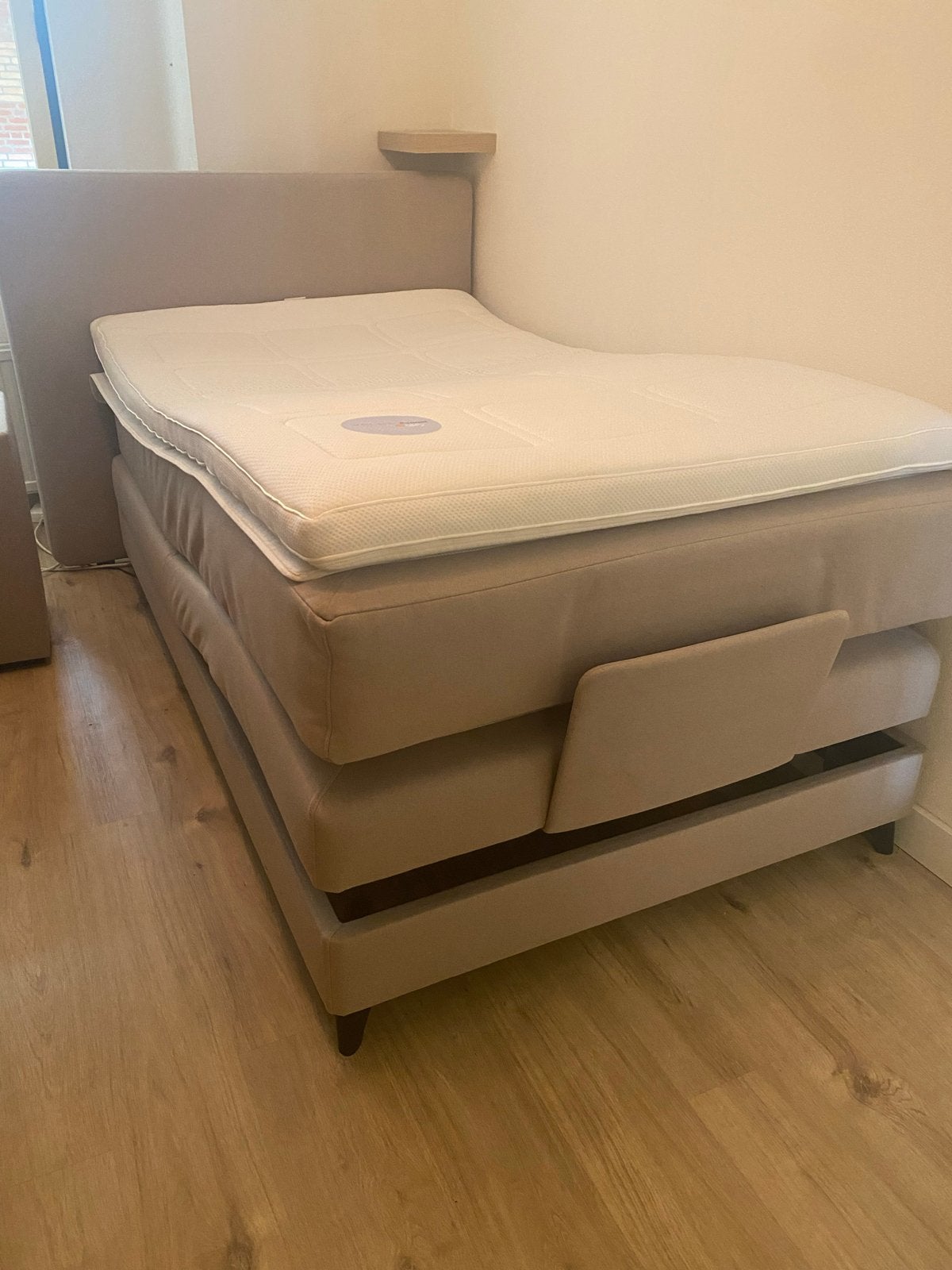 ZGAN boxspring bed 140 breed, volledig instelbaar +nachtkast, Ophalen, Verstelbaar, 140 cm, Zo goed als nieuw