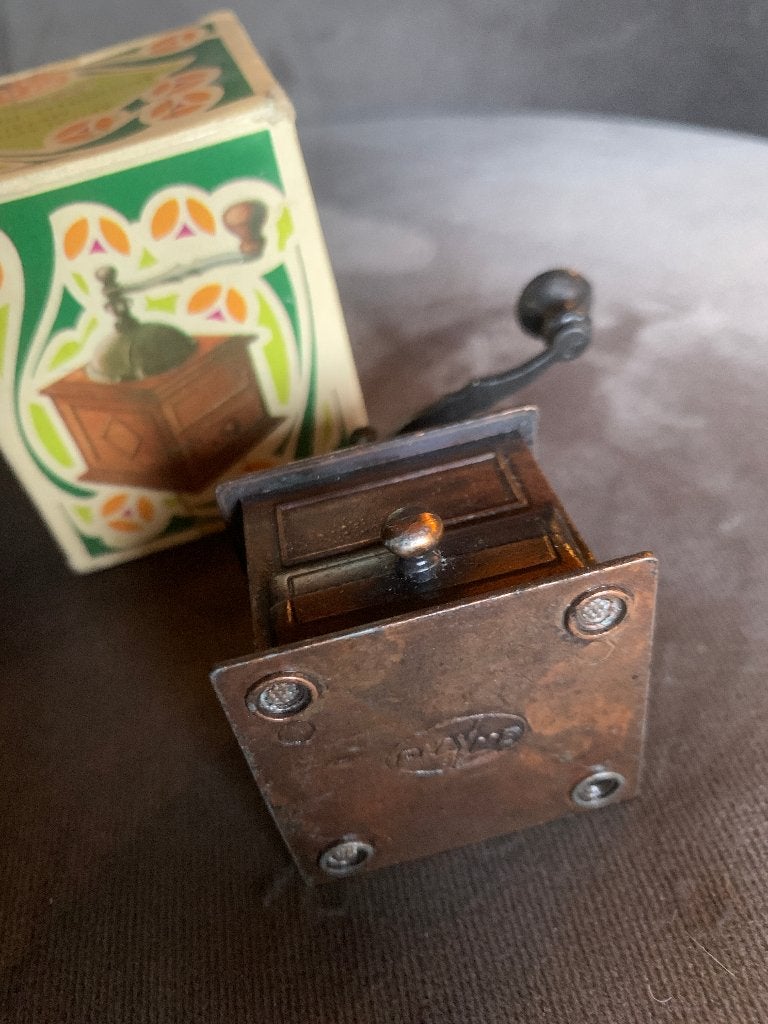 Vintage PlayMe Koperen Miniatuur Koffiemolen met Doosje, Antiek en Kunst, Ophalen of Verzenden, Koper