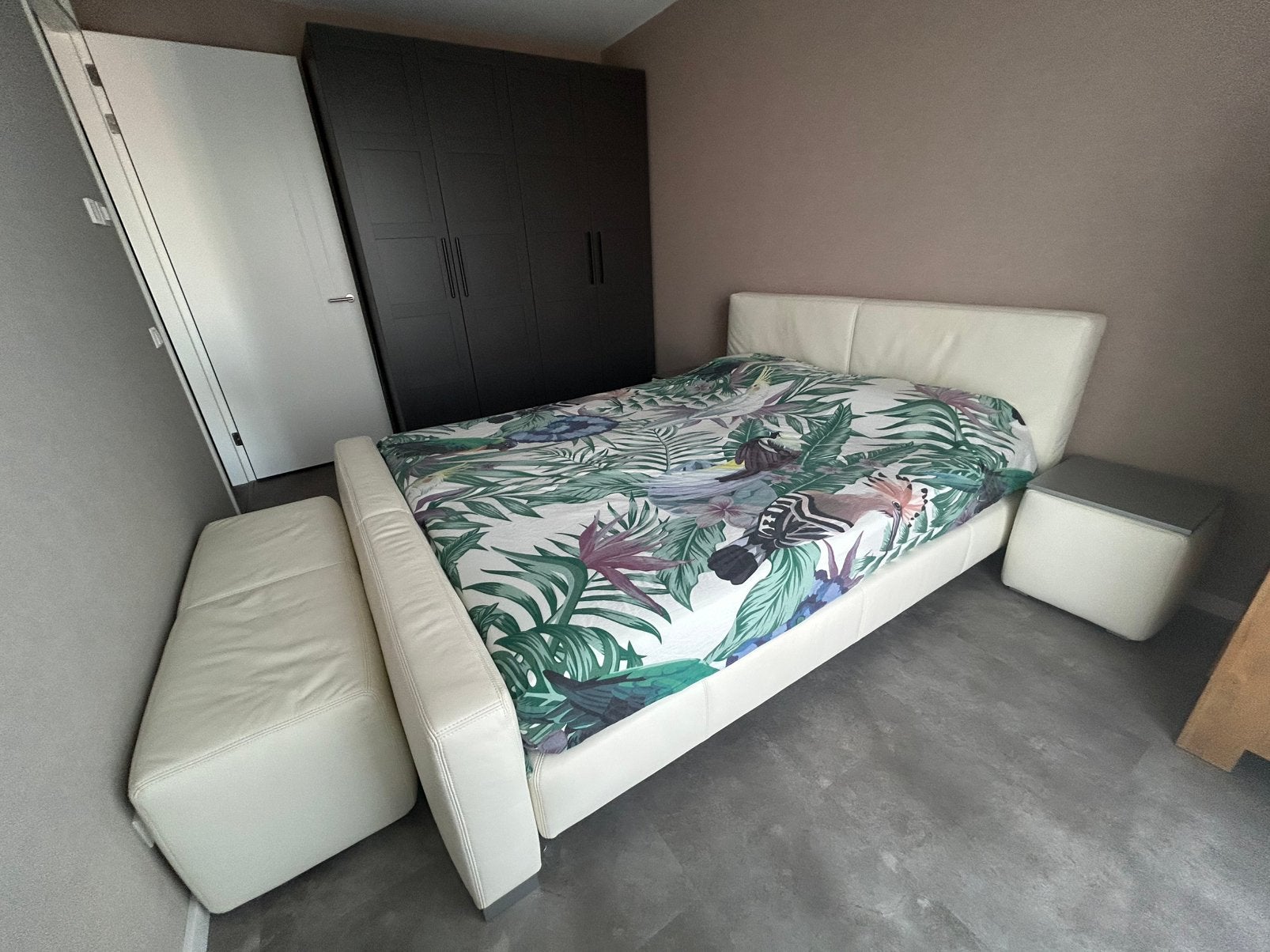 Boxspring leer 180(2x90)x210 met 2 nachtkast en hocker, Ophalen, 210 cm, Tweepersoons, Zo goed als nieuw
