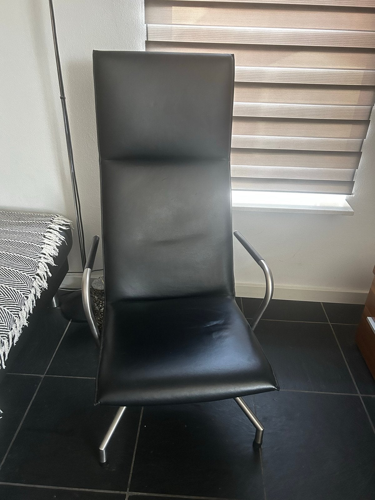 Mooie zwarte leren relaxstoel, Ophalen, Gebruikt, 50 tot 75 cm, Leer