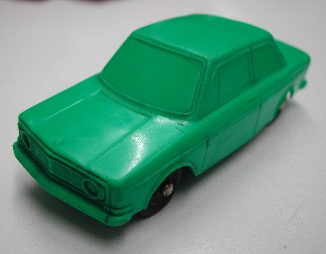 Volvo 142 groen oranje zacht plastic. Galanite. Zweden 1:43, Hobby en Vrije tijd, Ophalen of Verzenden, Gebruikt, Auto, Overige merken