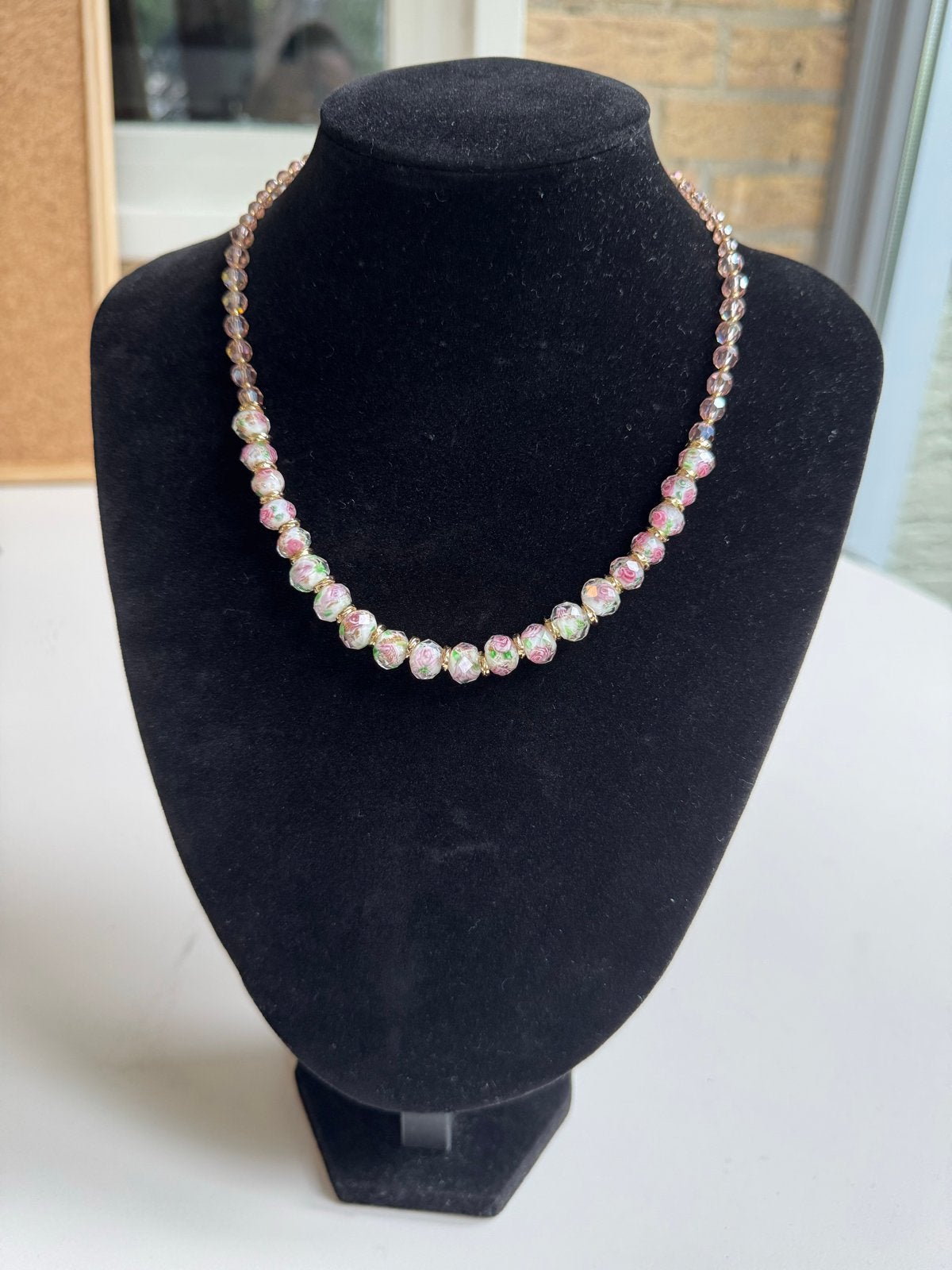 Fijne glazen kralenketting met rozen, Sieraden, Tassen en Uiterlijk, Overige materialen, Verstelbaar, Verzenden, Zo goed als nieuw