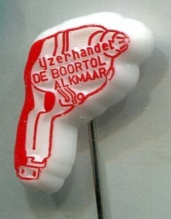 IJzerhandel de boortol Alkmaar wit plastic speldje ( H_219), Verzenden, Zo goed als nieuw, Merk, Speldje of Pin