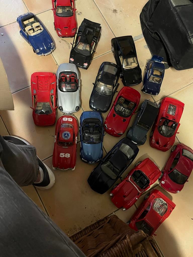 Diverse modelauto's - Altijd in vitrinekast gestaan, Ophalen of Verzenden, Zo goed als nieuw, Auto, Bburago