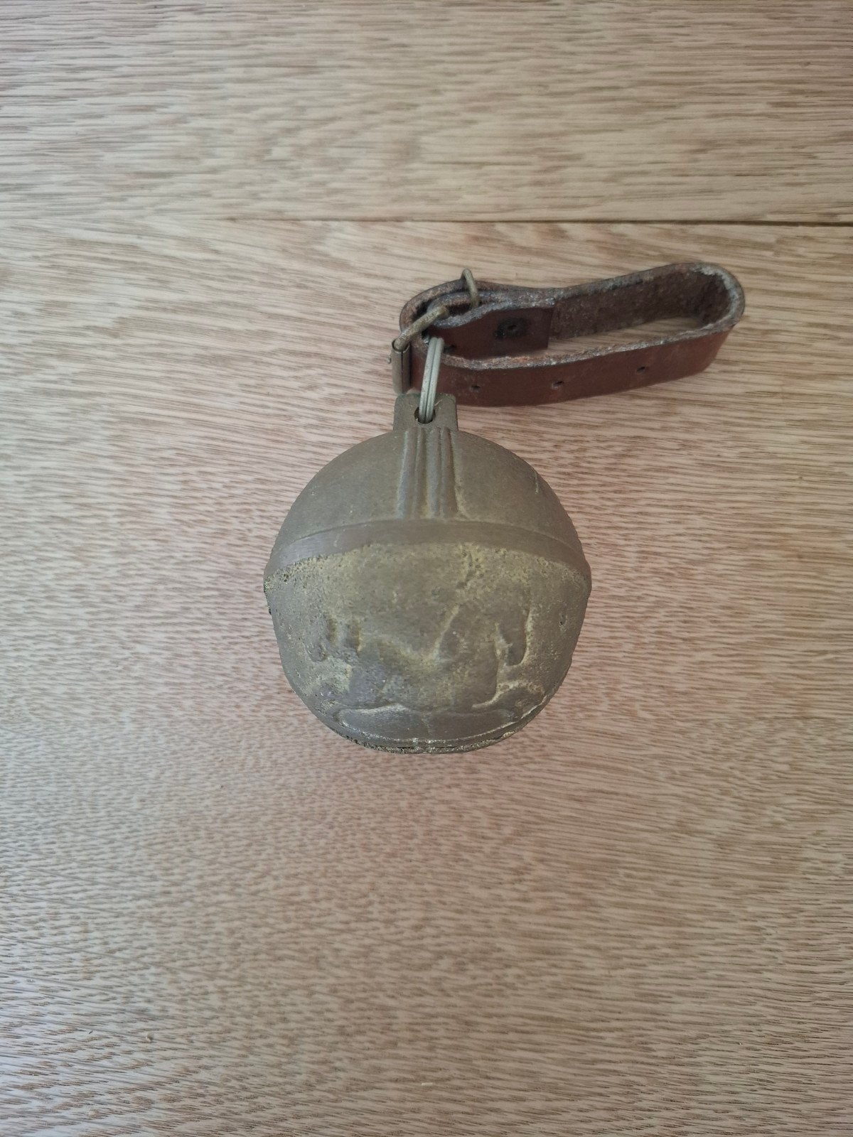 Antieke bronzen paardenbel / sleebel met leren riempje, Ophalen of Verzenden, Brons