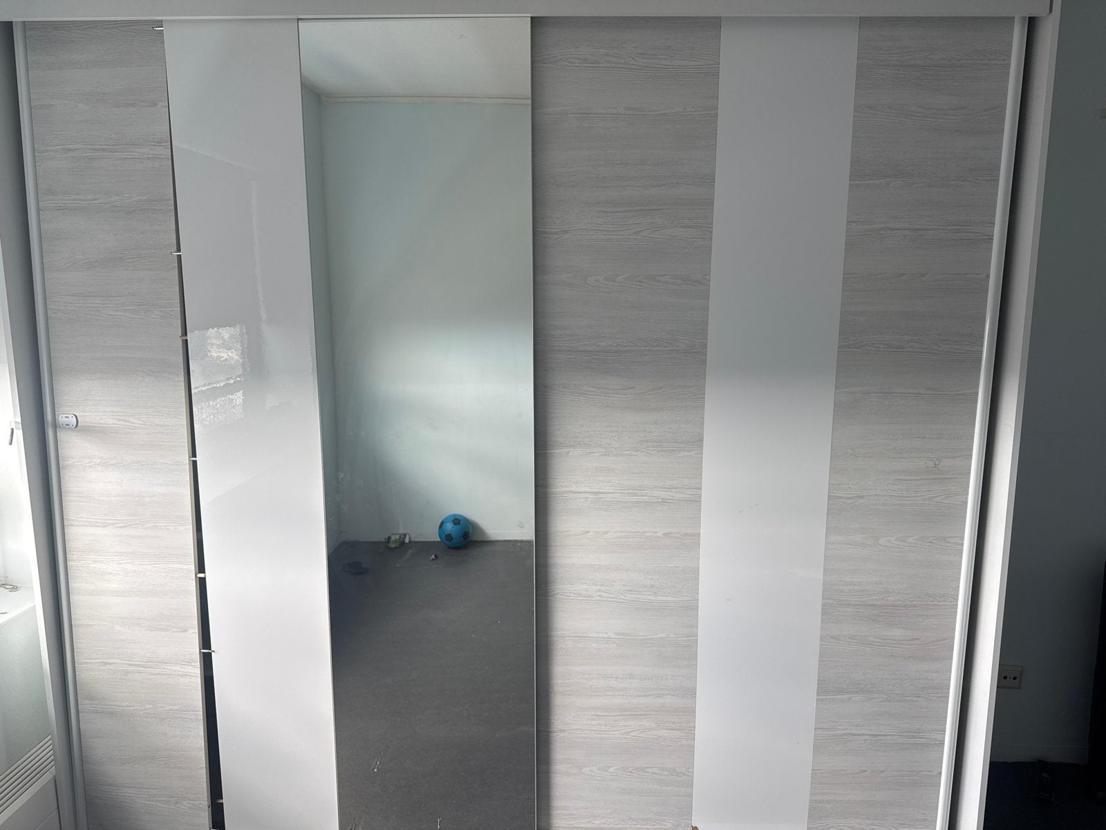 Grote schuifdeurkast met spiegel en veel opbergruimte, Huis en Inrichting, Ophalen, Met plank(en), Gebruikt, 200 cm of meer