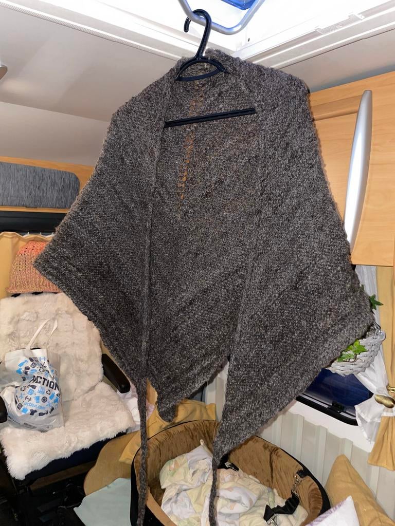 Handgemaakte omslagdoek van zelf gesponnen schapenwol, Ophalen of Verzenden, Zo goed als nieuw, Maat 46/48 (XL) of groter, Bruin