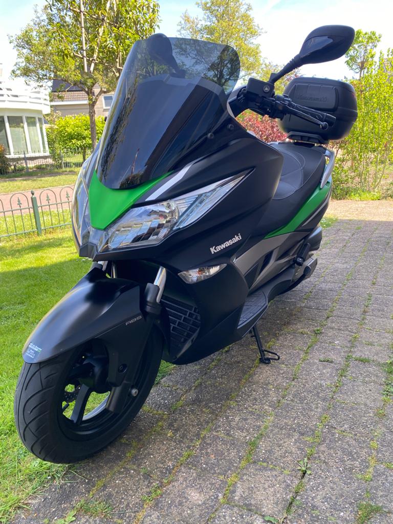 Kawasaki J300 motor scooter - Zwart/Groen - Met Topkoffer, Scooter, Particulier, Minimaal motorrijbewijs A2, Automaat