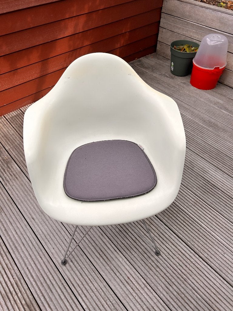 Twee Eames-achtige stoelen (met zonverkleuring), Huis en Inrichting, Stoelen, Ophalen, Twee, Wit, Metaal