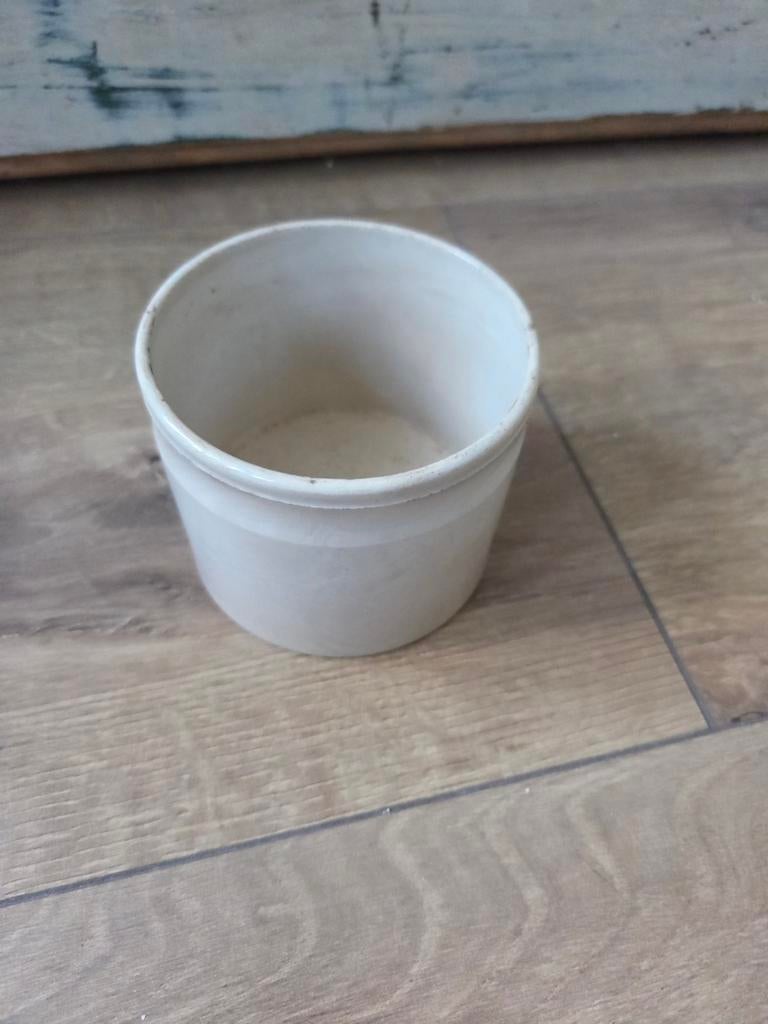 Grote licht beboterde zalfpot gemerkt, Ophalen of Verzenden