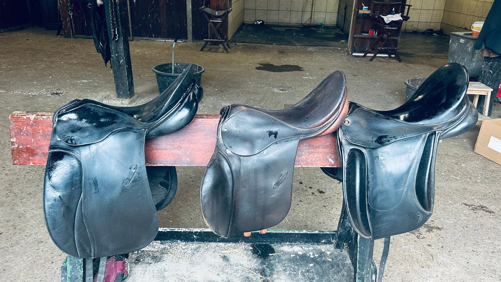 3 zadels plus 8 singels, Dieren en Toebehoren, Ophalen, L (17.5 inch), Gebruikt, Passier