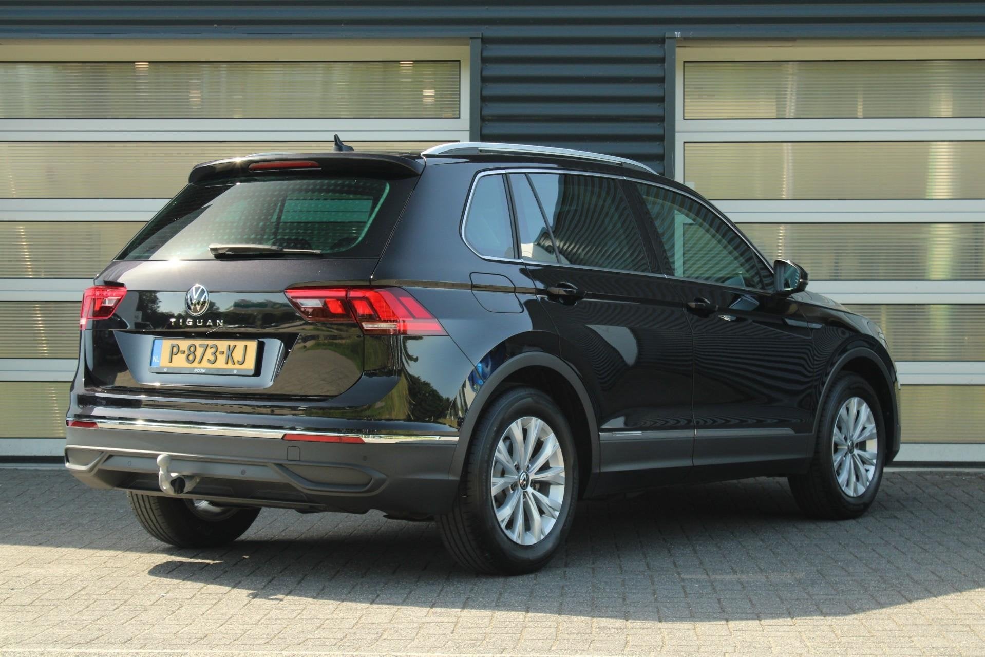 Volkswagen Tiguan 1.5 TSI 150pk DSG Life Business | Trekhaak, Auto's, 4 cilinders, Zwart, Automatische klimaatregeling, SUV of Terreinwagen