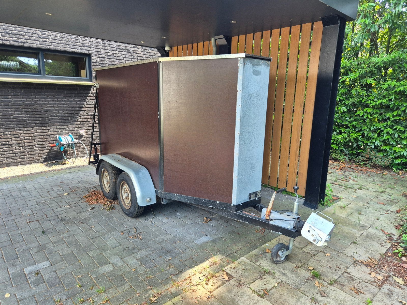 Stevige gesloten aanhangwagen met dubbele as, Ophalen, Gebruikt