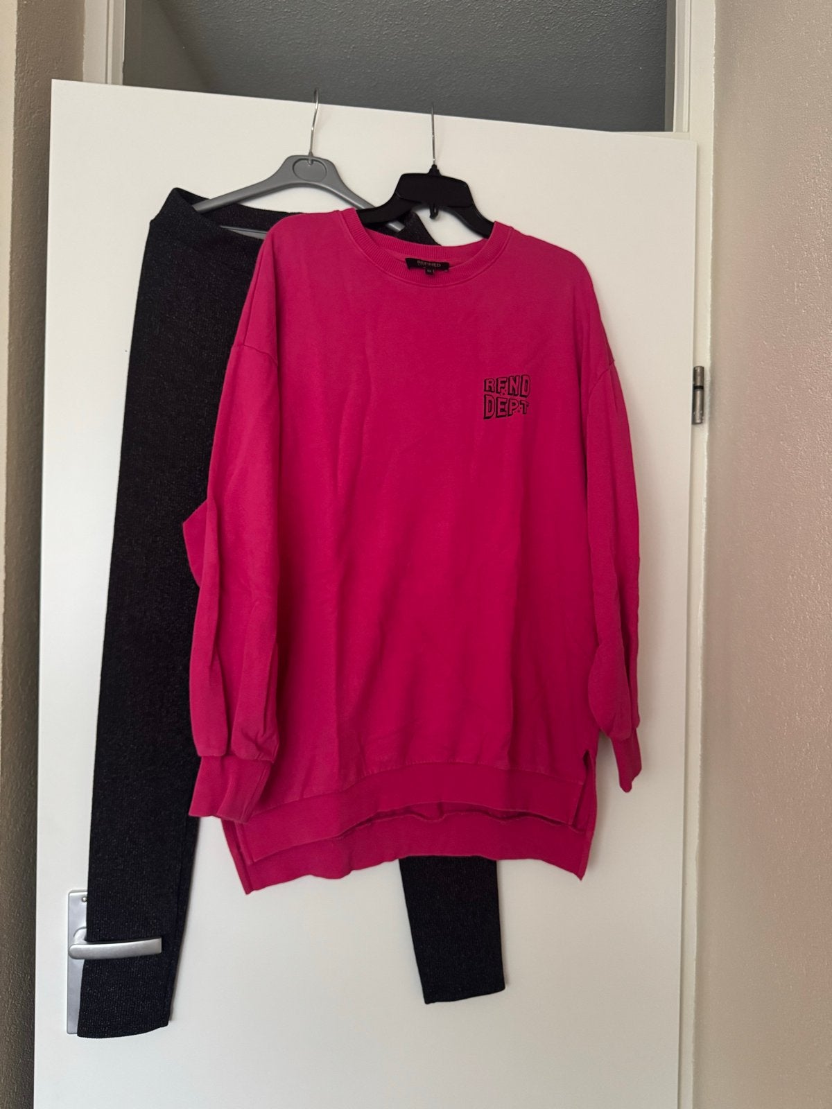Roze Refined Dept. trui met zwarte legging, maat M, Kleding | Dames, Maat 38/40 (M), Ophalen of Verzenden, Zo goed als nieuw, Lange mouw