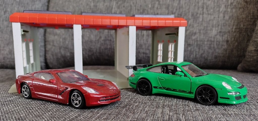 Garage met Chevrolet Corvette -Bburago en Porsche 911 -Welly, Kinderen en Baby's, Ophalen of Verzenden, Zo goed als nieuw