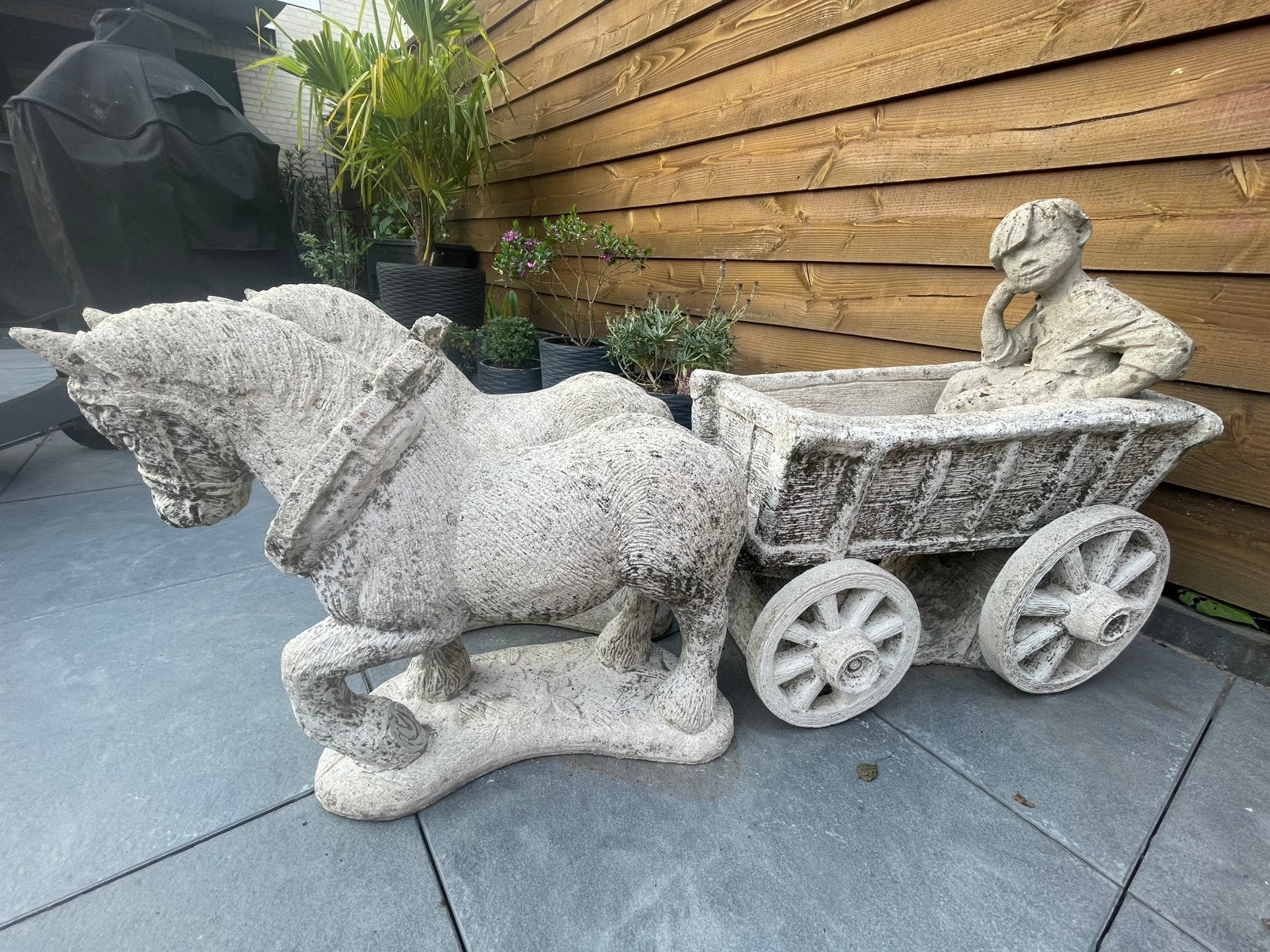 Betonnen paarden met wagen en meneer, Ophalen, Gebruikt