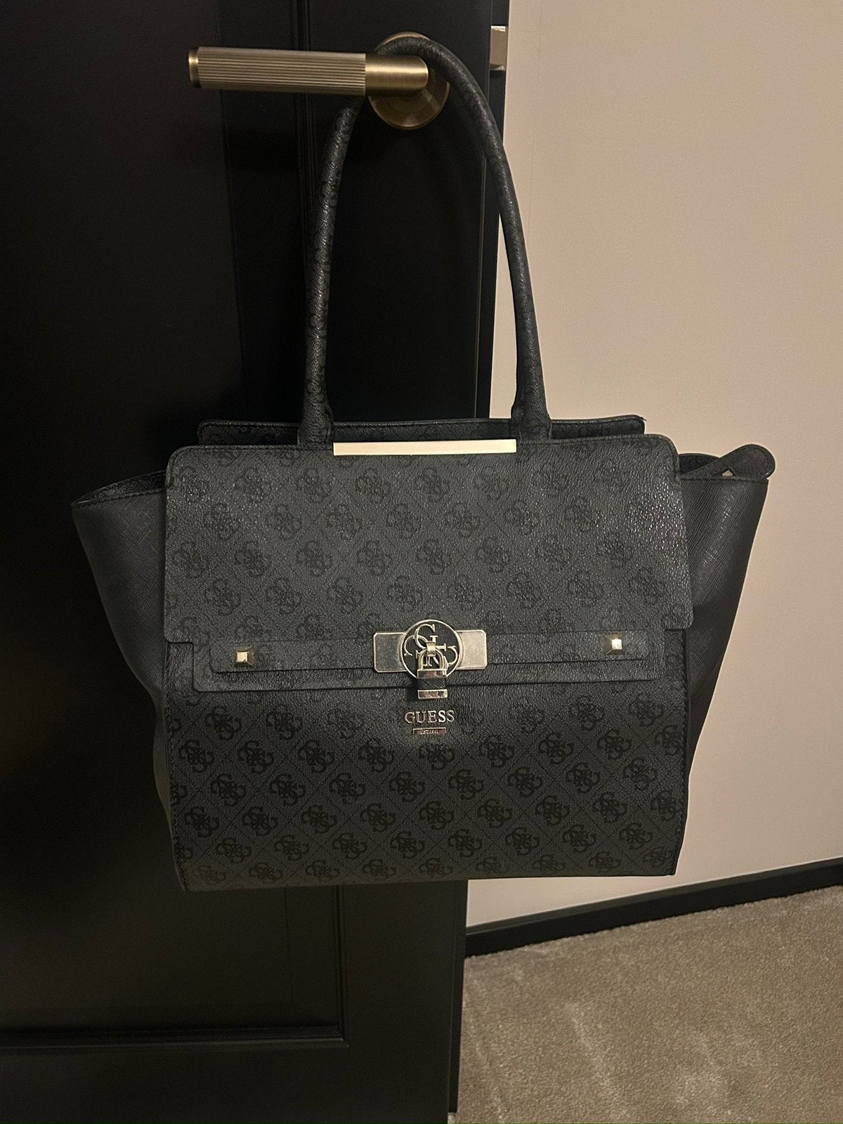 GUESS - handtas met monogram logo patroon, Ophalen of Verzenden, Zo goed als nieuw, Zwart, Handtas