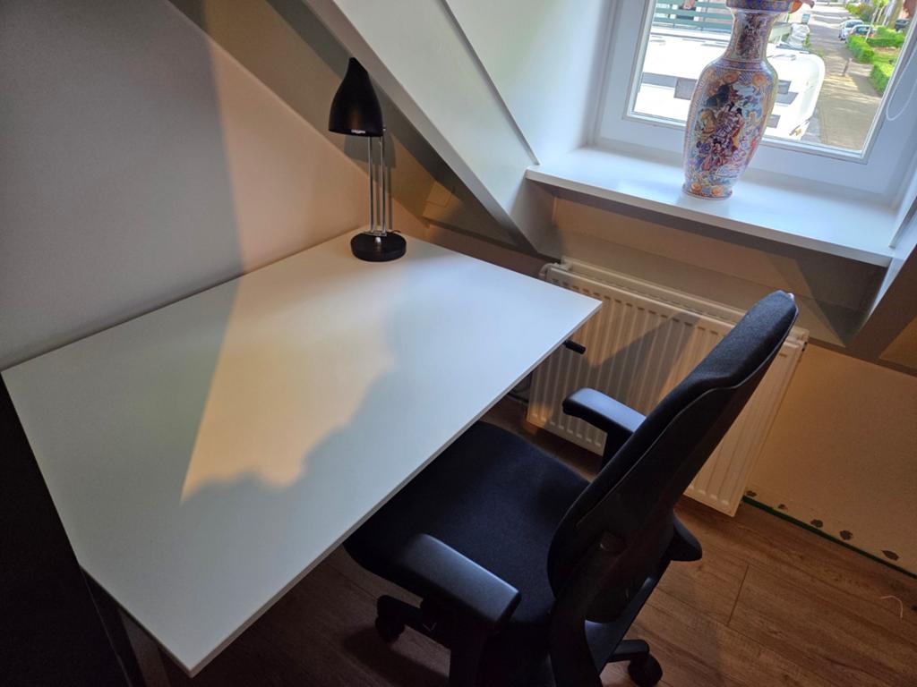 Complete werkplek; Ahrend Zit-sta bureau met bureaustoel, Huis en Inrichting, Bureaus, Ophalen, Zit-sta bureau, Gebruikt, Spaanplaat of MDF