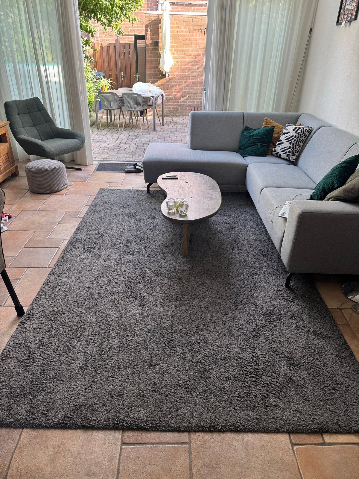 Grijs vloerkleed, kan zeker nog een ronde mee MOET WEG, Huis en Inrichting, Stoffering | Tapijten en Kleden, Ophalen, Gebruikt