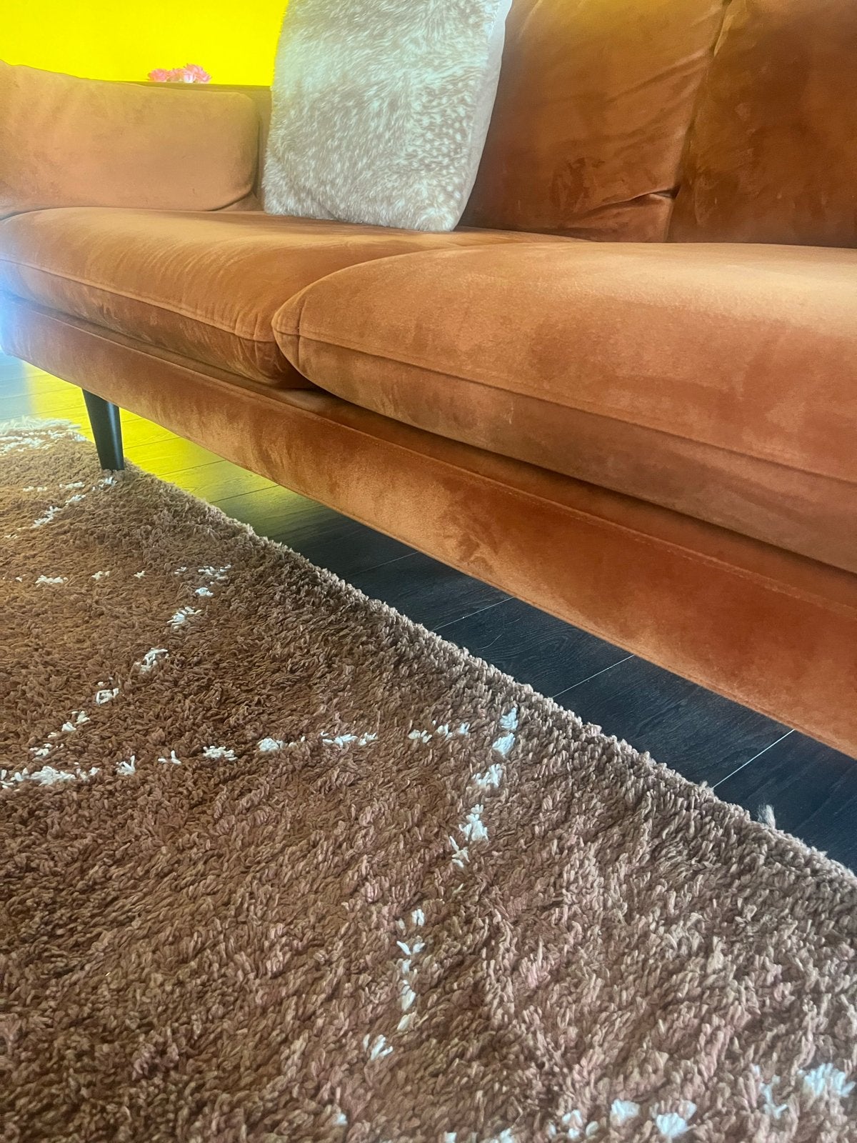 Comfortabele roest bruin/ cognac fluwelen bank, Gebruikt, Driepersoons, 75 tot 100 cm, Ophalen of Verzenden