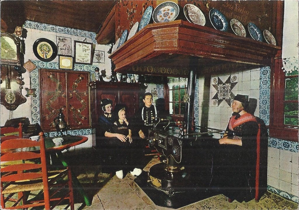 Gelopen ansichtkaart Staphorst interieur boerderij (527 ), Verzamelen, Ophalen of Verzenden, 1980 tot heden, Gelopen, Drenthe