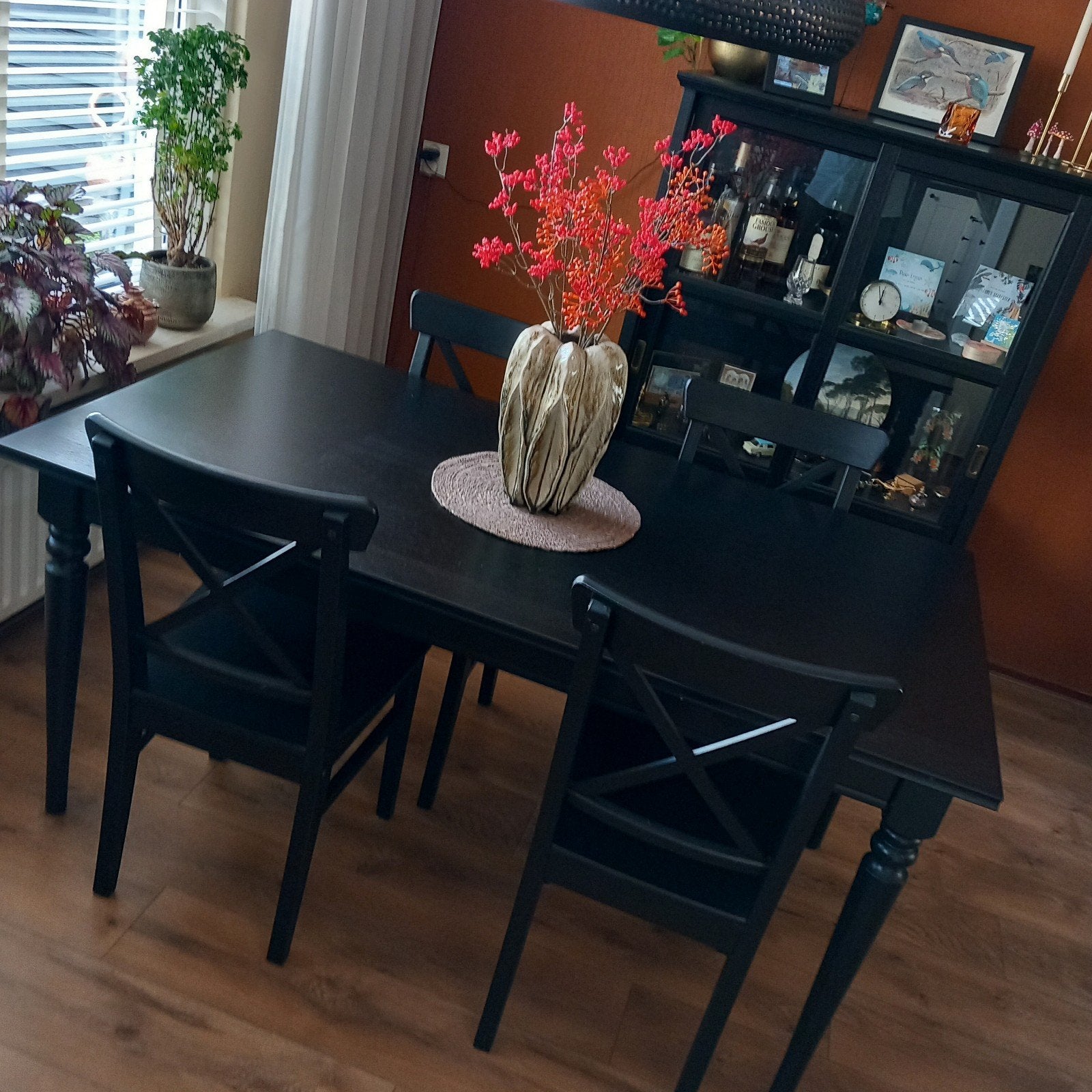 eetkamer tafel zwart uitschuifbaar incl 4 stoelen ikea rosen, Ophalen, Zo goed als nieuw, 4 tot 6 stoelen