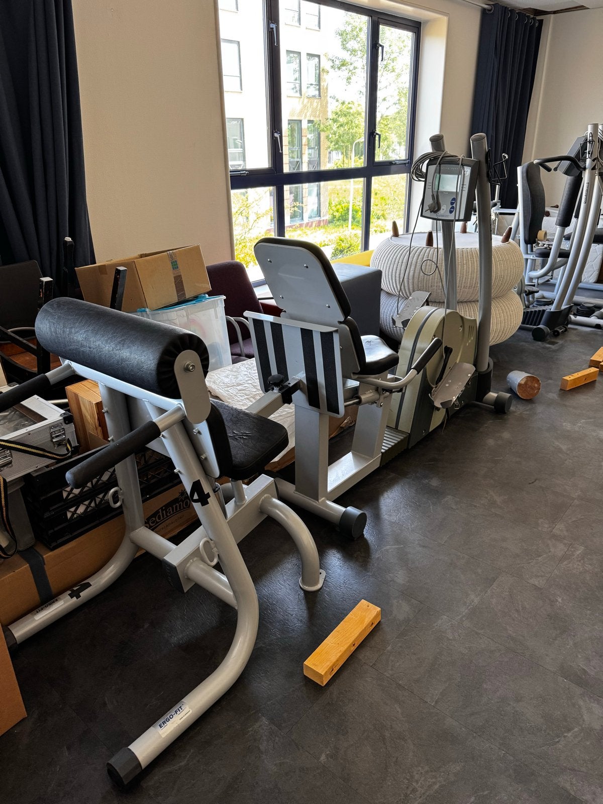 Diverse fitnessapparatuur: krachtstation, loopband, hometrai, Ophalen, Gebruikt, Krachtstation, Armen