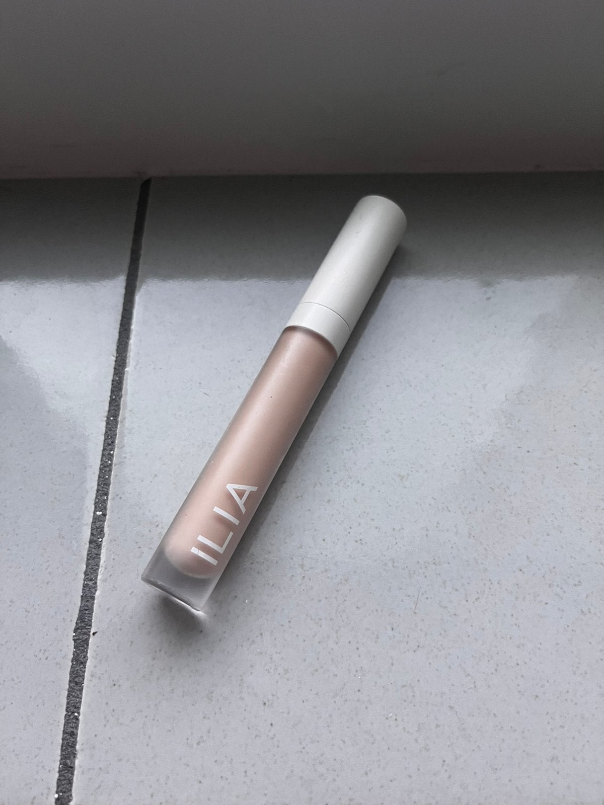 Ilia - True Skin Serum Concealer 0.5, Ophalen of Verzenden, Zo goed als nieuw, Beige, Gehele gezicht