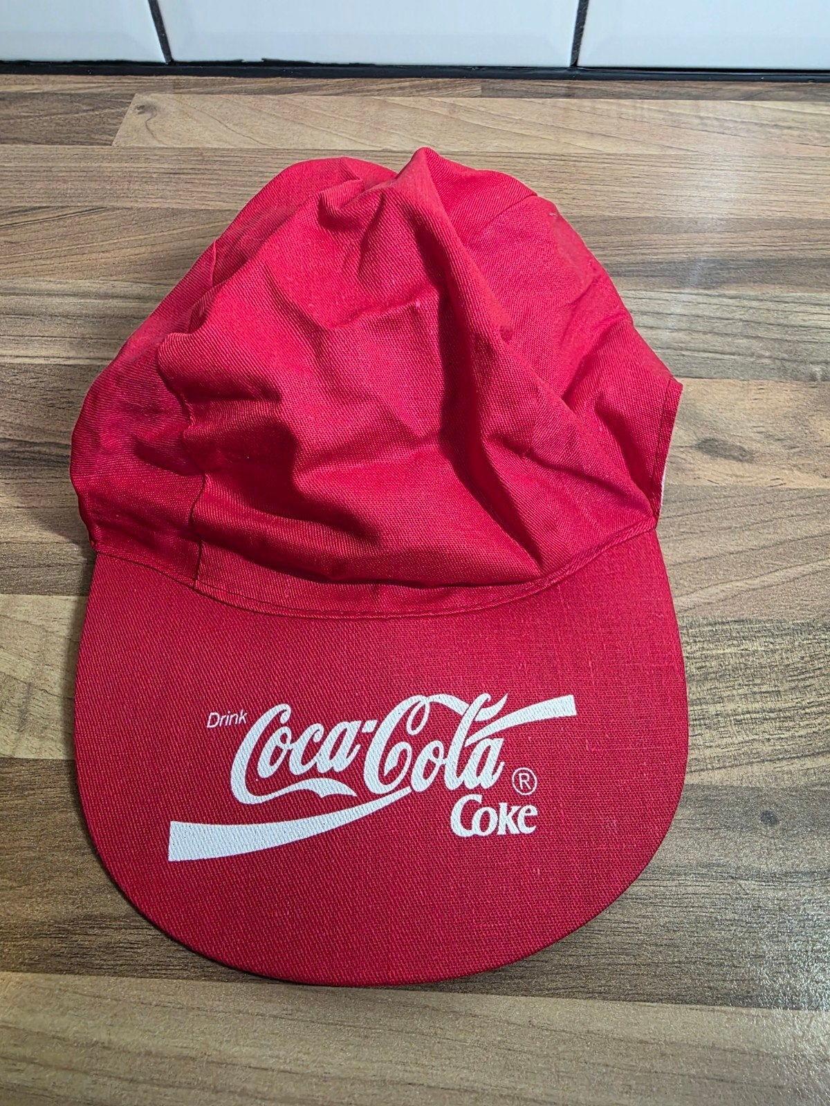 Vintage Coca-Cola pet met logo - Rood, Verzamelen, Ophalen of Verzenden, Gebruikt, Gebruiksvoorwerp