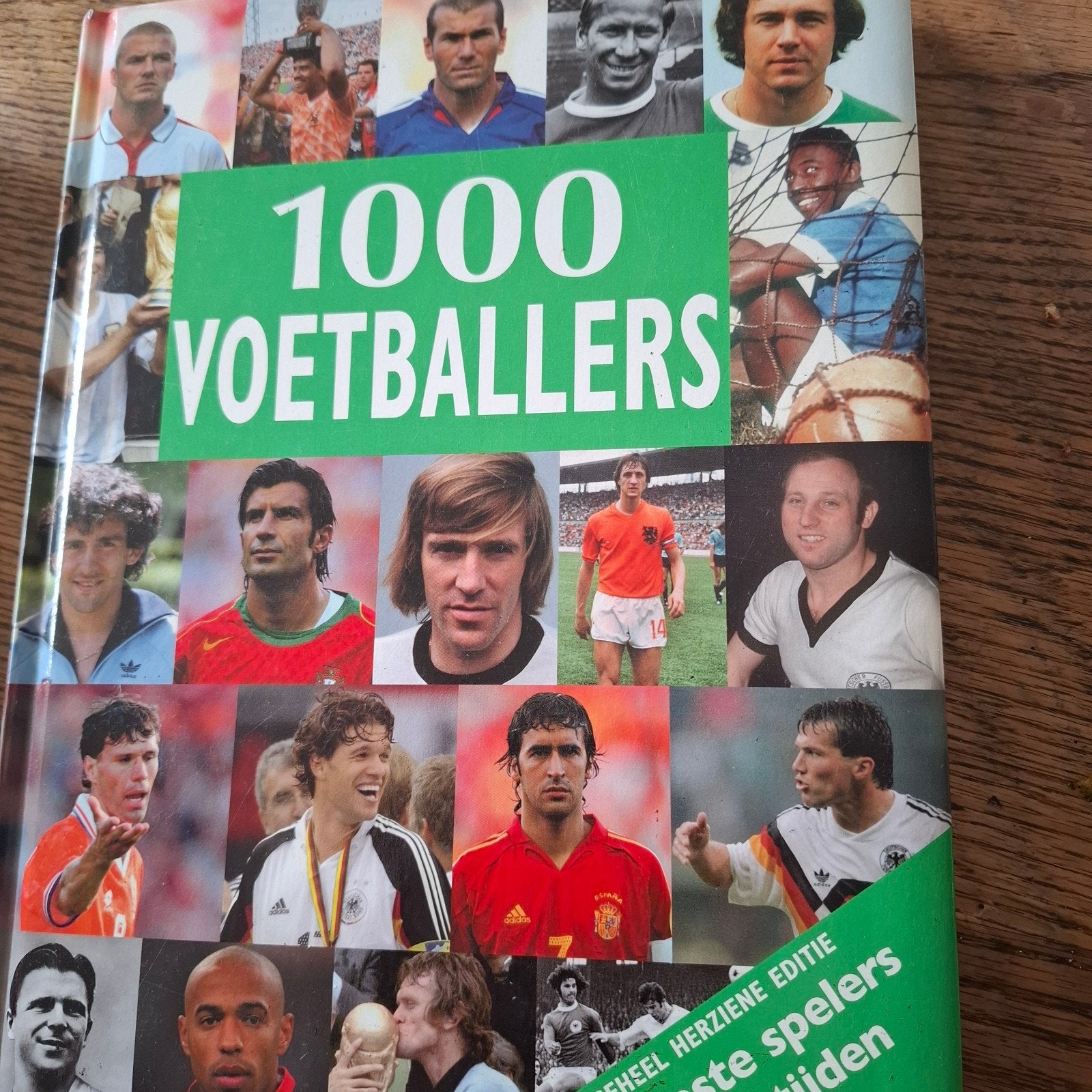 1000 Voetballers - Boek over voetballegendes, Ophalen of Verzenden, Zo goed als nieuw, Onbekend, Balsport
