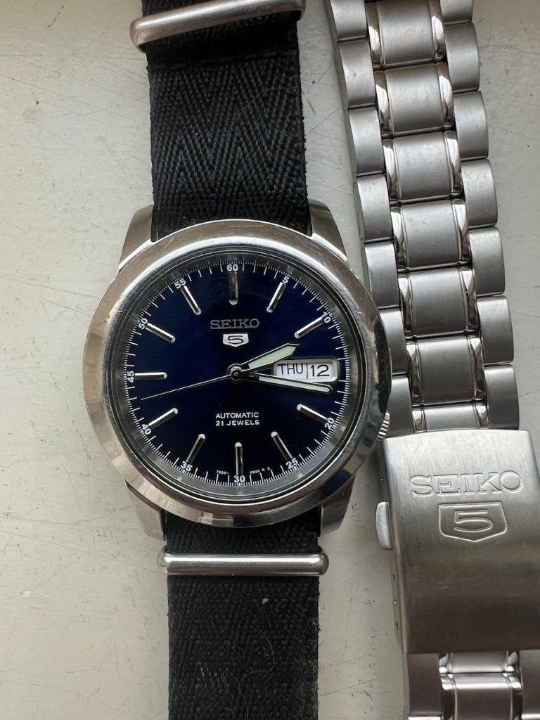 Seiko 5 automatic day date, glass back, Sieraden, Tassen en Uiterlijk, Horloges | Heren, Seiko, Staal, Polshorloge, Overige materialen