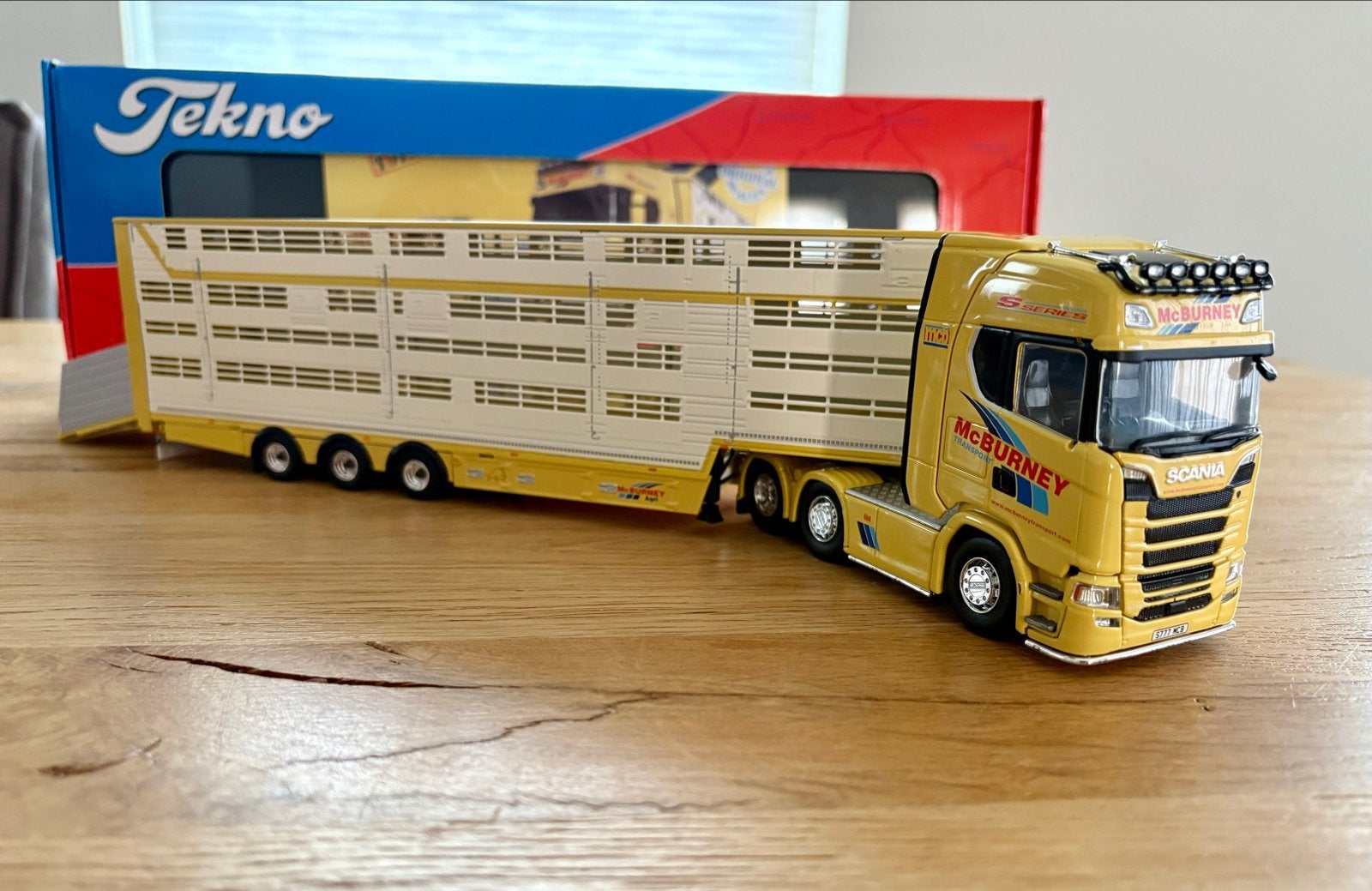 Tekno 1:50 McBurney Scania S770 met Pezzaioli veetrailer, Ophalen of Verzenden, Zo goed als nieuw, Bus of Vrachtwagen, Tekno