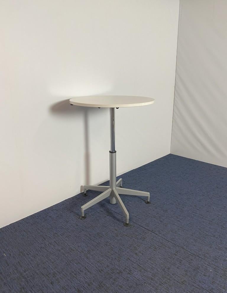 Zit/sta ronde vergadertafel Steelcase, diameter 80 cm., Ophalen, In hoogte verstelbaar, Gebruikt, Zit-sta bureau