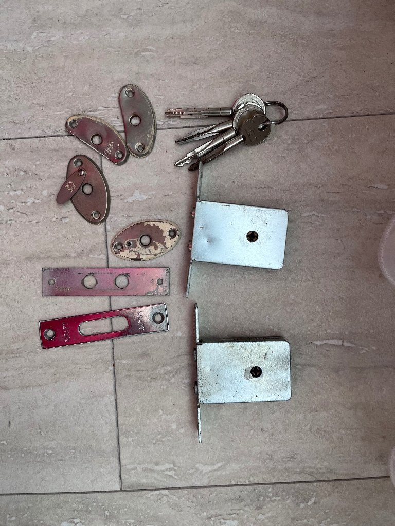 Oude mechanische insteek-/inbouwsloten met cilindersleutels, Ophalen, Gebruikt, IJzer, Slot