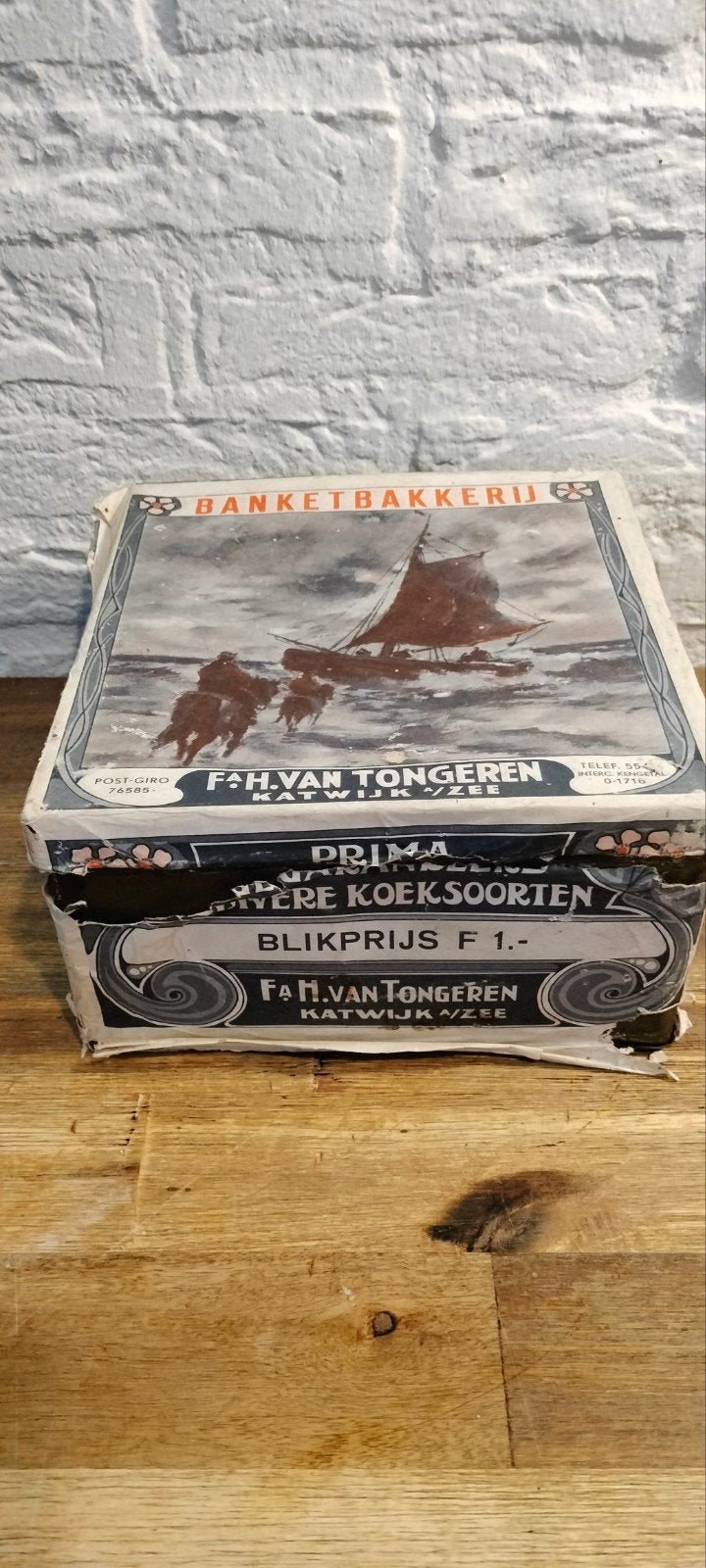 Antiek Verkade blik met wikkel van bakker FAH van Tongeren, Ophalen of Verzenden, Gebruikt, Koek(jes), Verkade