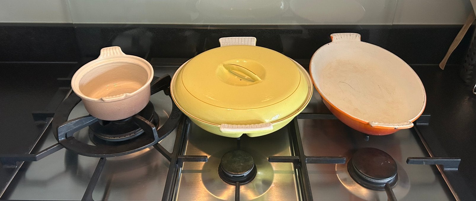 Dru ijzeren drievakschaal kleur geel met deksel emaille, Ophalen of Verzenden, Gebruikt, Overige materialen