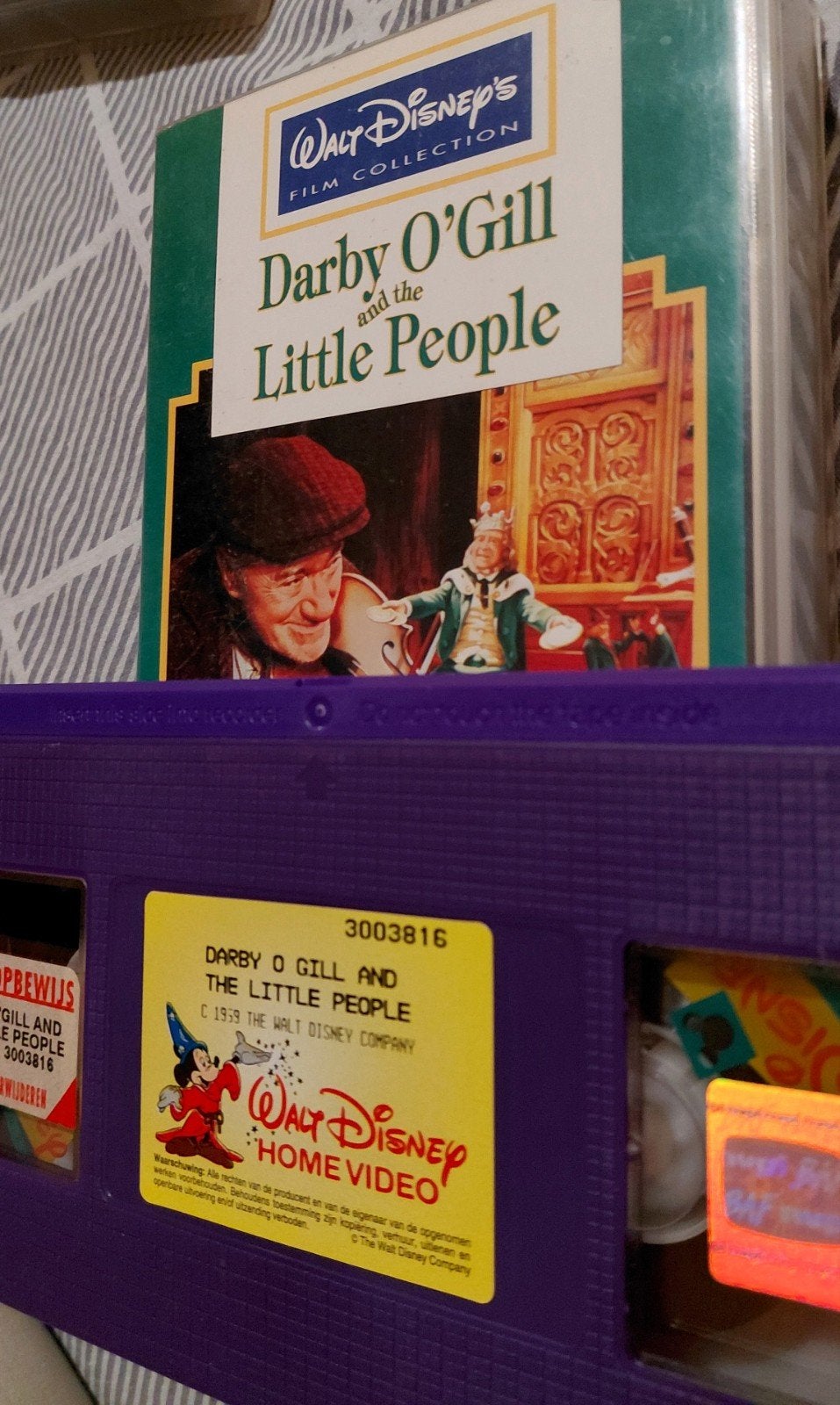 Zeldzame paarse VHS-band, Darby O'Gill and the little people, Alle leeftijden, Nederlands, Ophalen of Verzenden, Familie