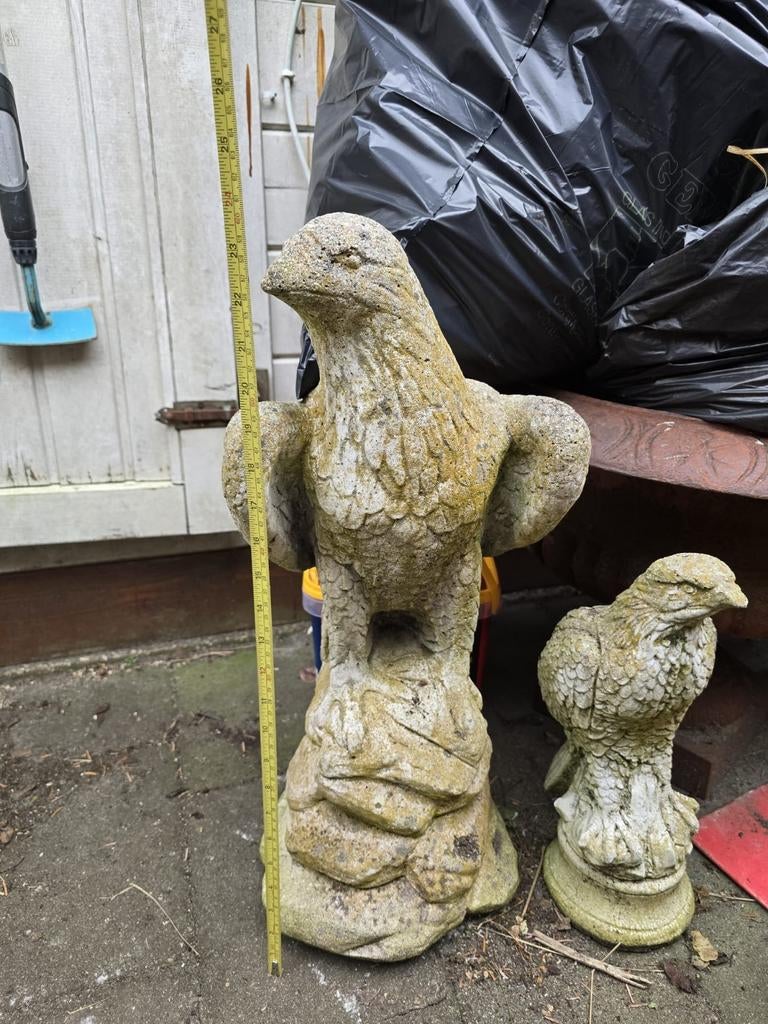 Twee betonnen adelaars tuinbeelden, Tuin en Terras, Ophalen of Verzenden, Gebruikt, Beton, Dierenbeeld