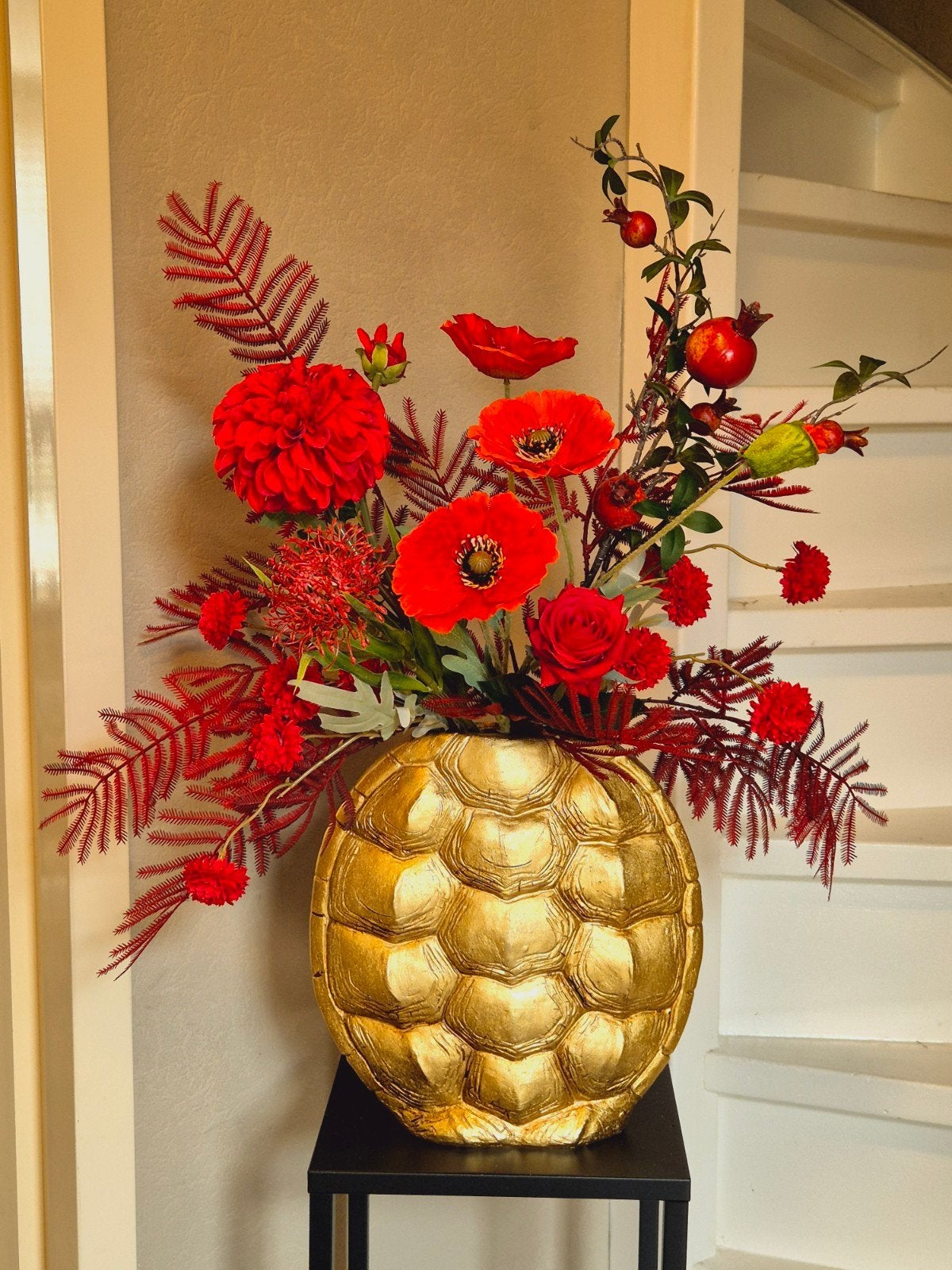 turtle vaas goud met zijde boeket bloemen rood, Binnen, 70 cm, Handgemaakt, Ophalen of Verzenden