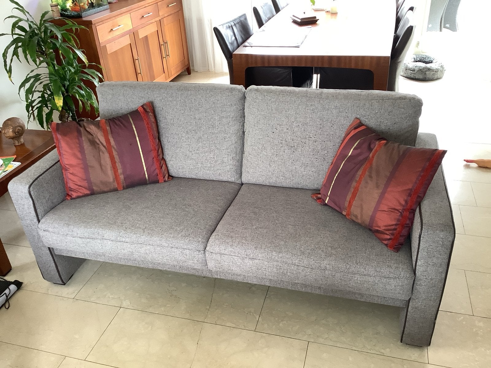 Comfortabele grijze tweezitsbank met kussens, Ophalen, 150 tot 200 cm, Tweepersoons, 75 tot 100 cm