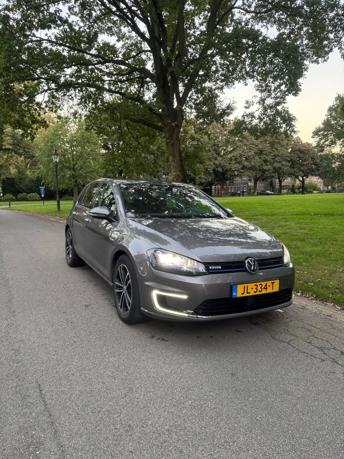 Volkswagen Golf E-golf 5D 2016 Grijs, Auto's, Automaat, 22 min, Origineel Nederlands, 115 pk